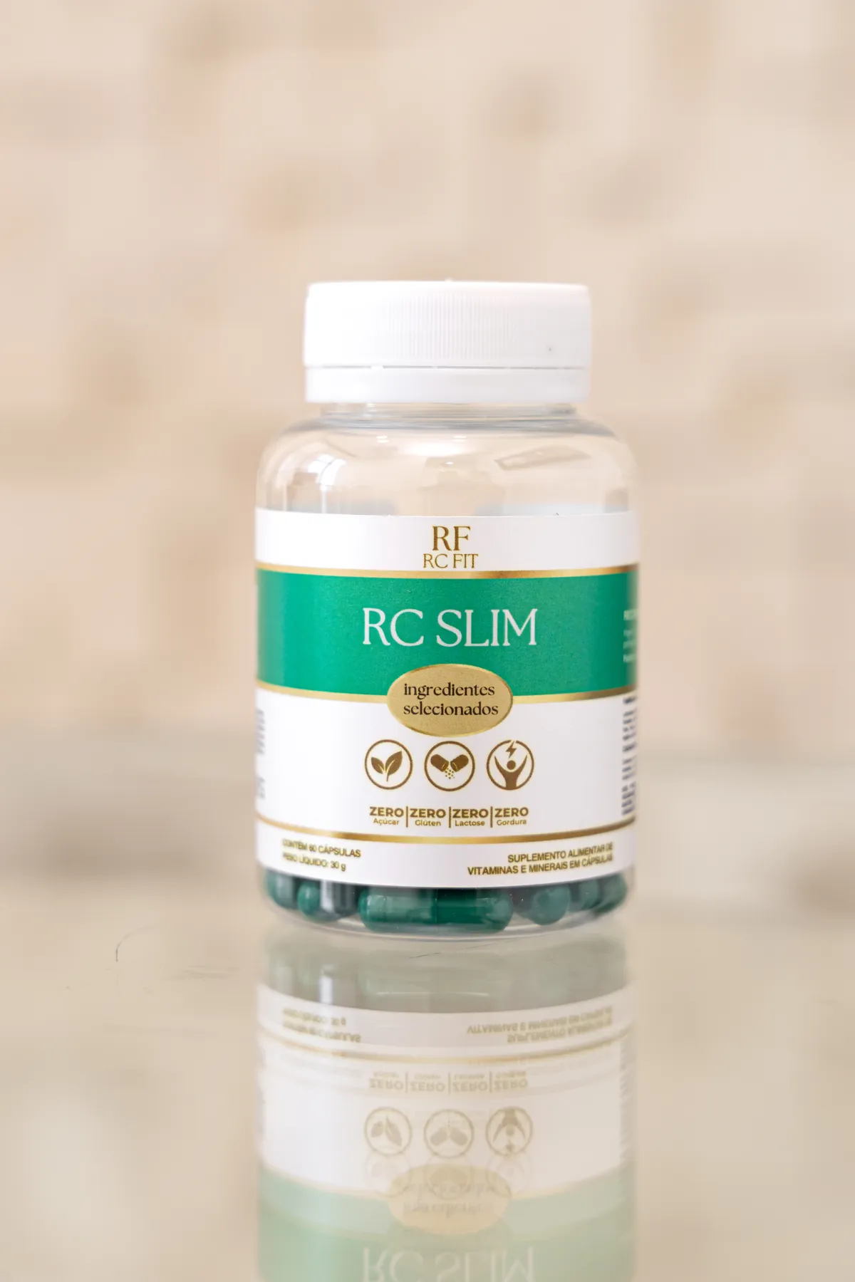 Pote de RC Slim sobre a mesa, em luz natural